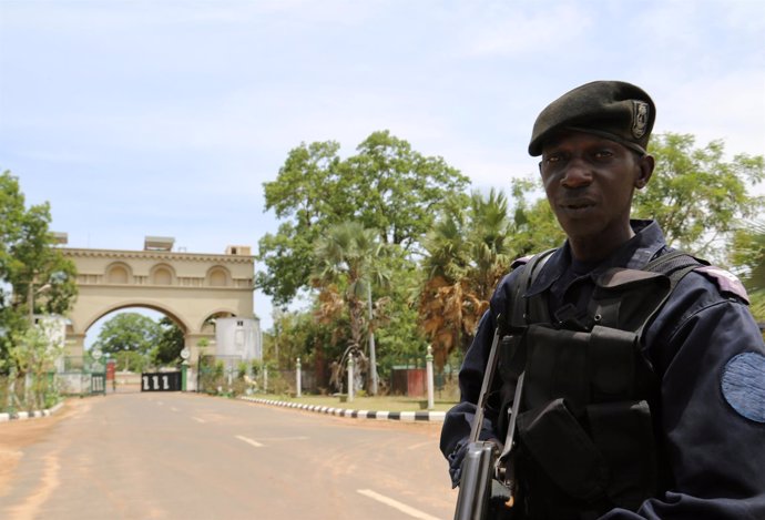 La Policía de Gambia registra las propiedades del expresidente Yahya Jammeh. 