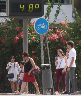 Termómetro con altas temperaturas durante la ola de calor en Sevilla