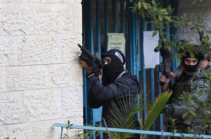 Policía israelí apunta con su arma.