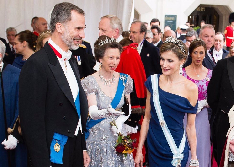 Ana de Inglaterra se inspira en un look de la reina Letizia