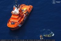 Salvamar y la Guardia Civil escoltan una patera con 19 inmigrantes hasta el Puerto de Alicante