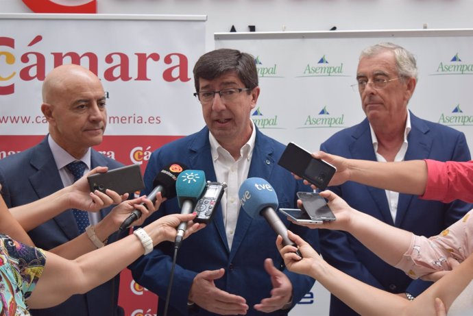 Juan Marín (Cs) atiende a los medios en Almería