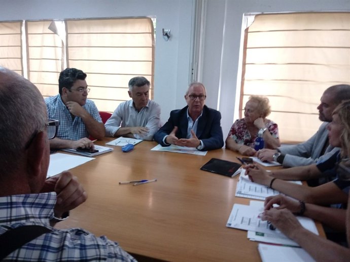 El delegado de la Junta en Cádiz con vecinos de la barriada de la Paz