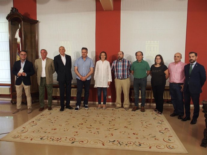 Gamarra y Merino, con los representantes de los clubes deportivos    