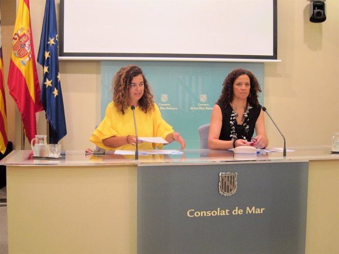 Pilar Costa y Catalina Cladera tras el Consell de Govern
