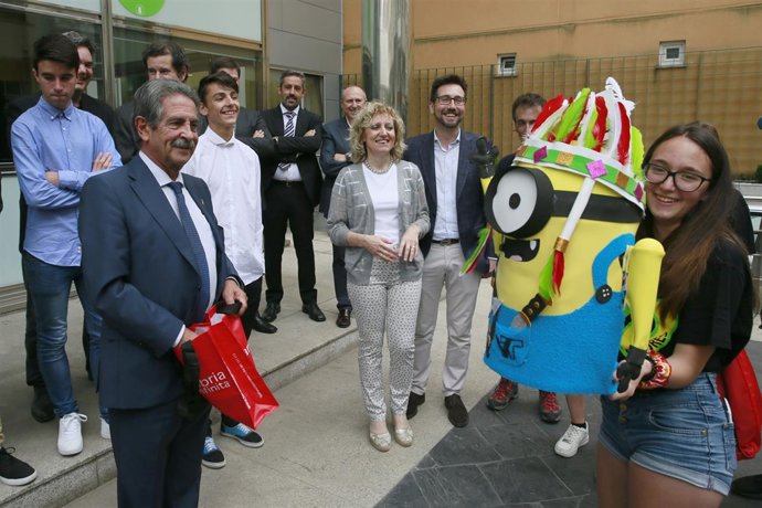 Revilla y Tezanos con alumnos participantes 