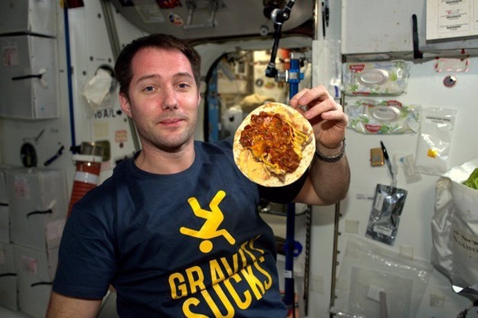Astronauta con comida