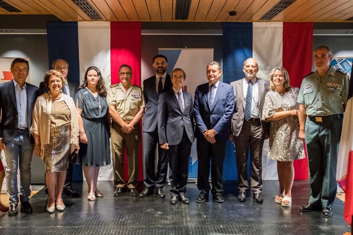 El embajador de Francia en España, Yves Saint-Geours, rodeado de los invitados. 