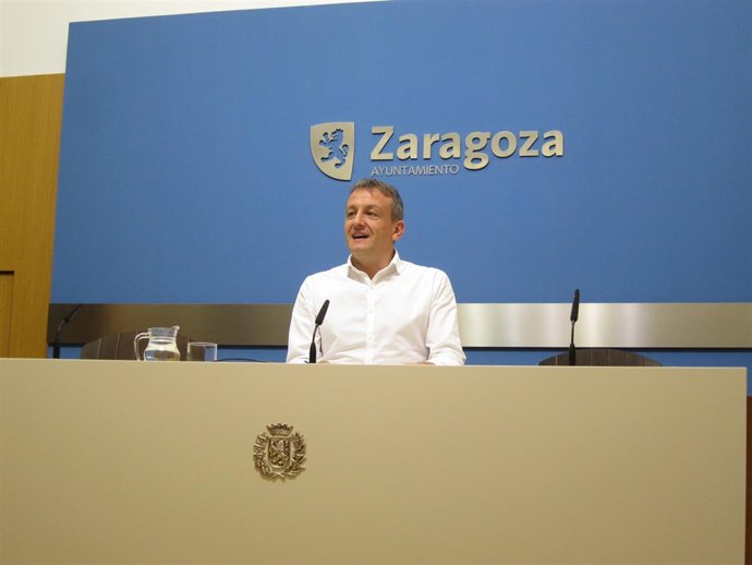 El consejero municipal de Economía, Fernando Rivarés, en rueda de prensa
