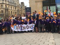 Escolares, turistas y curiosos reciben a los Reyes de España en la Universidad de Oxford