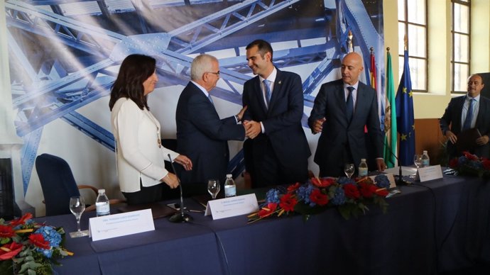 Jiménez Barrios y Fernández-Pacheco firman el convenio Puerto-Ciudad