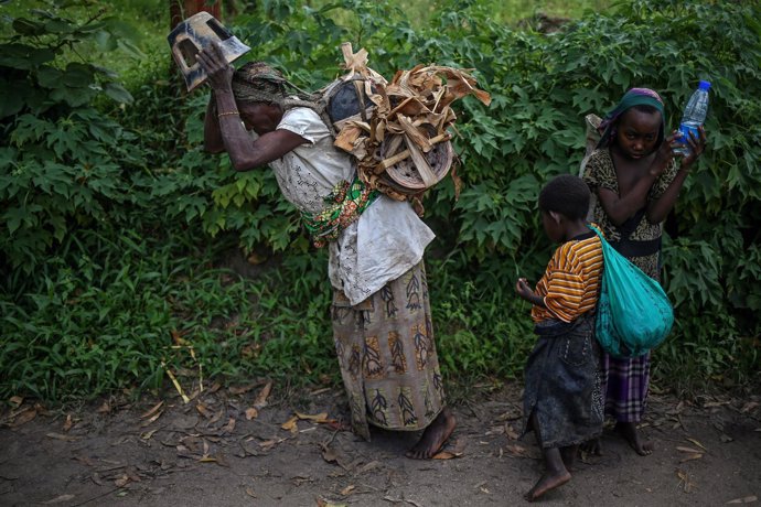 Mujer con sus hijos en República Democrática del Congo