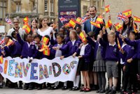 Los Reyes se despiden de Reino Unido rodeados del cariño de los niños