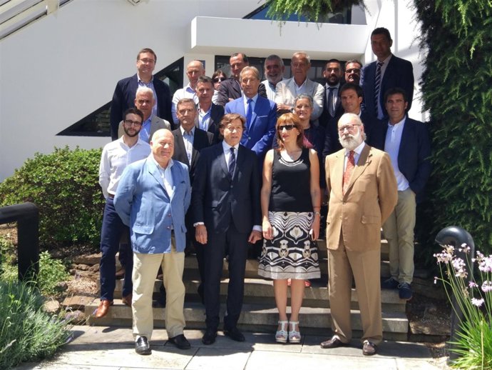 Lete con los miembros del  Club Financiero Atlántico.