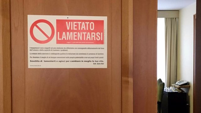 El Papa pone un cartel en su habitación que pone 'Prohibido quejarse'