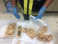 Sucesos.- Detenido un hombre en el aeropuerto con 84 bellotas de cocaína en su cuerpo