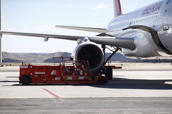 Motor, motores de avión de Iberia en Barajas, reactor, reactores