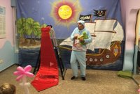 Niños ingresados en Pediatría del Hospital Costa del Sol disfrutan del teatro de la mano de la compañía Osmara