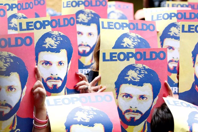 Pancartas en apoyo a Leopoldo López