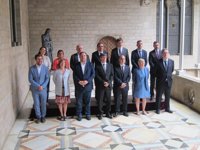 Munté regala a Turull la Declaración de Derechos Humanos en el traspaso de cartera