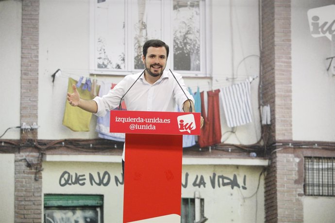 El coordinador federal de Izquierda Unida, Alberto Garzón, atiende a los medios