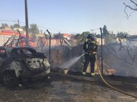 Un incendio en la Colonia Guadarrama de Móstoles calcina varias infraviviendas