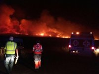 Desalojadas varias viviendas cercanas al incendio de Arroyo de San Serván, en el que trabajan más de cien efectivos