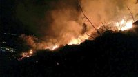 Vara pide que ningún vecino "asuma riesgos personales" en el incendio de la Sierra de Arroyo, que sigue "descontrolado"