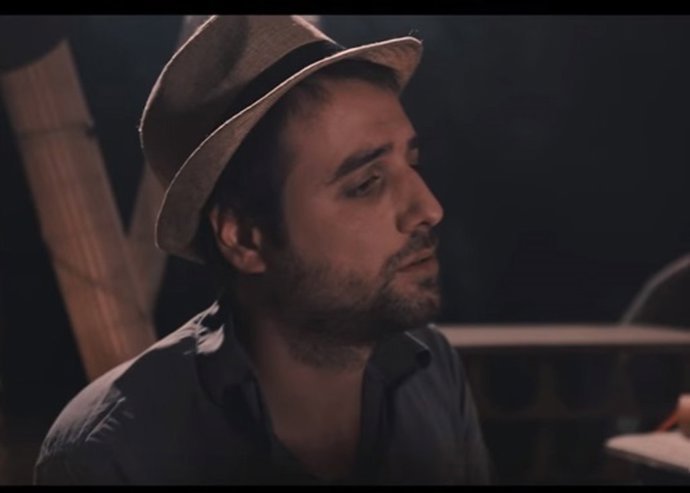 Escandar Algeet o el hombre del sombrero es todo poesía