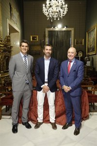 El Ayuntamiento analiza con el Grupo Iberia el incremento de su oferta en el aeropuerto de Sevilla