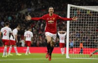 Mourinho afirma que Ibrahimovic podría seguir en el Manchester United