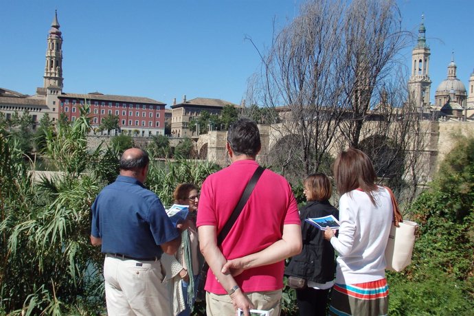 Paseo por la ribera que ofrece el Alma Mater Museum.         