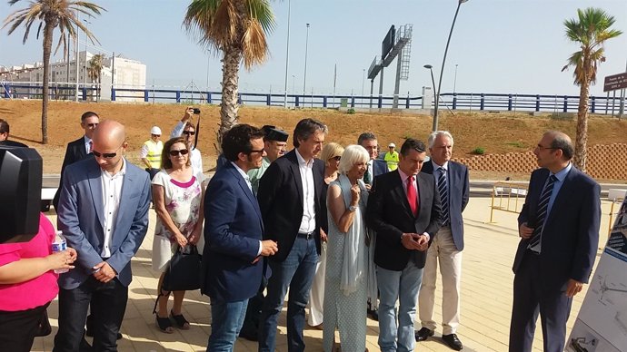 De la Serna junto a Teófila Martínez inaugurando una obra en Cádiz