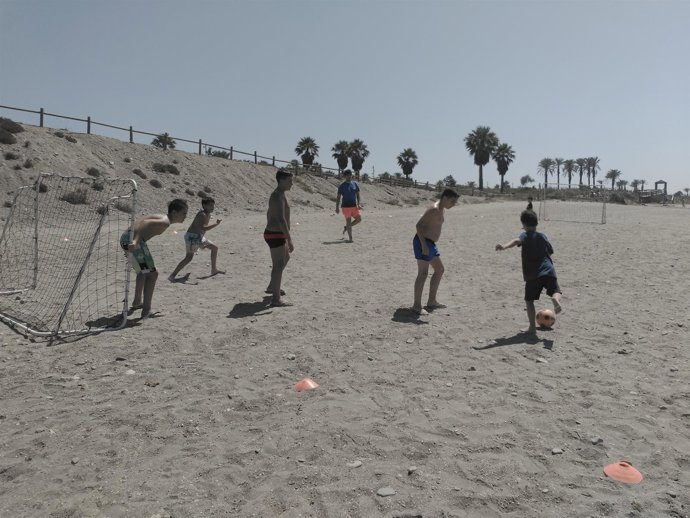 La última jornada de 'Deporte en Familia' ha sido en la playa de El Toyo.