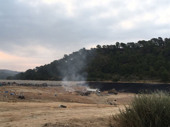 Extinguido el incendio en un vertedero de Pedralba