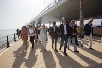 De la Serna inaugura en Cádiz el paseo marítimo bajo el Puente de la Constitución de 1812