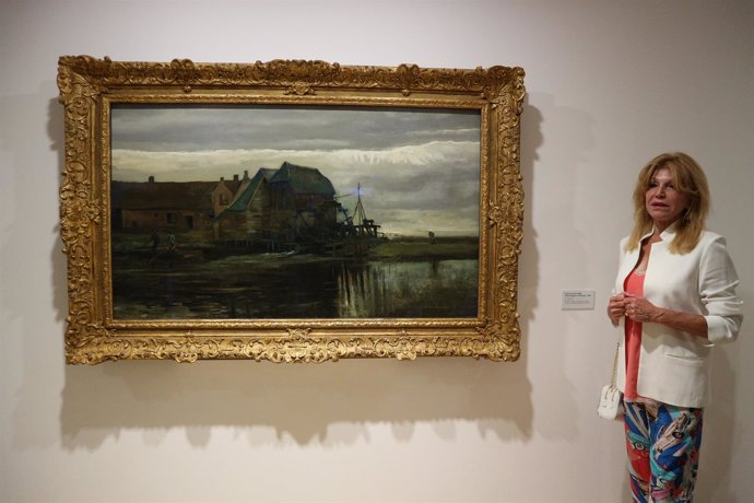 La baronesa Thyssen al lado del cuadro 'Molino de agua en Gennep' de Van Gogh