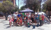 Vecinos de Carabanchel animan con una fiesta de agua a la pareja desahuciada que acampa frente a la Junta de distrito