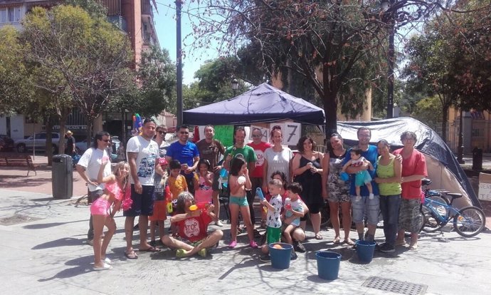 Vecinos participantes en la fiesta de agua en Carabanchel
