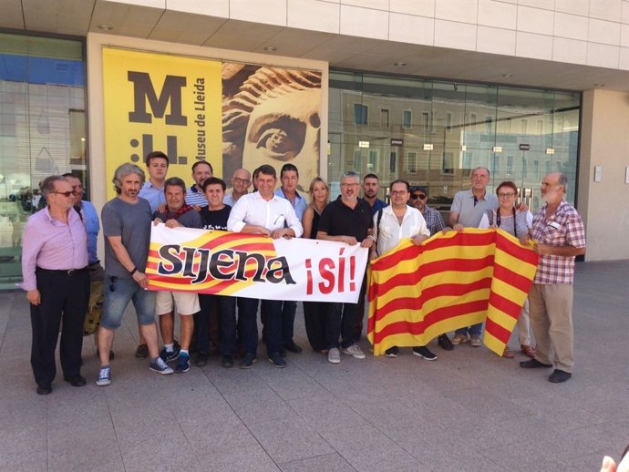 Els membres de Sijena Sí, en el Museu de Lleida.