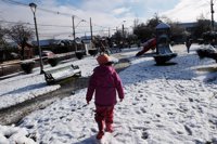 Un muerto y dos electrocutadas tras una nevada poco frecuente en Santiago de Chile