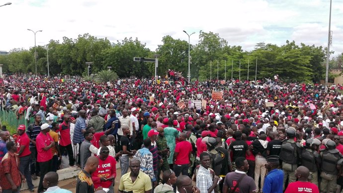 Miles de malienses protestan contra el referéndum sobre el cambio constitucional