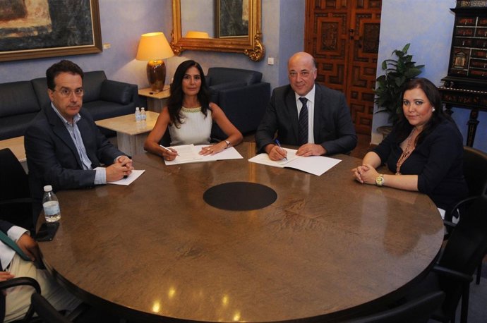 Firma de convenio de la Diputación de Córdoba y Córdobaactiva