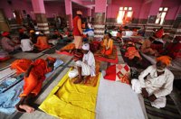 Al menos 16 muertos tras despeñarse un autobús con peregrinos hidúes en la Cachemira india