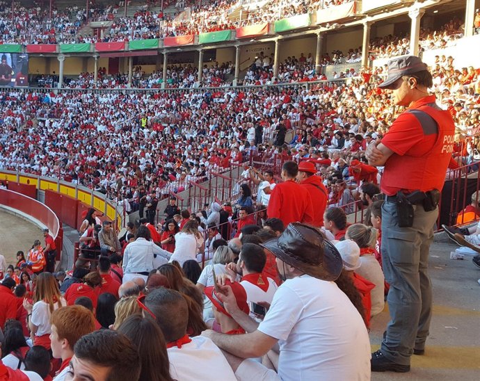 Agentes de la Policía Foral vigilando el encierro en la Plaza de Toros