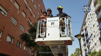 Policía Local y Bomberos de Sevilla permiten a un niño con enfermedad rara montarse en un patrullero y una escala