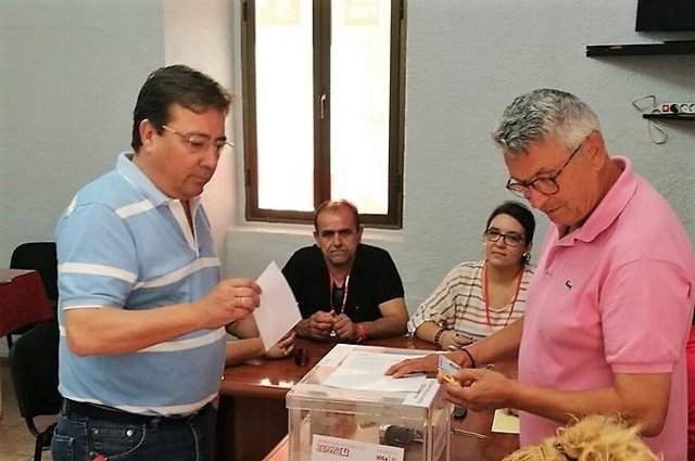 Fernández Vara vota en las primarias socialistas de Extremadura