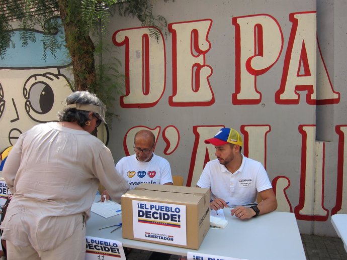 Un venezolano vota en las mesas improvisadas en la calle                       