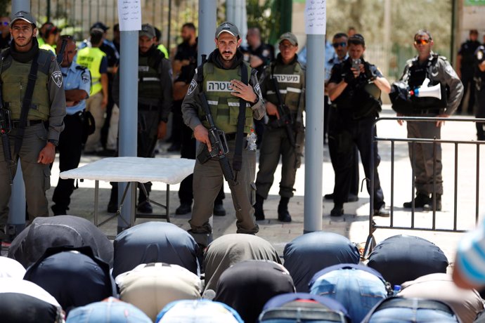 Rezos en la Explanada de las Mezquitas ante la mirada de policías israelíes