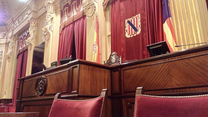 La mesa del Parlament en la sala de plenos